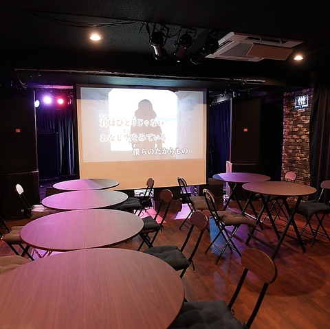 大画面スクリーンとプロジェクターを備えた川崎Y'sの会場